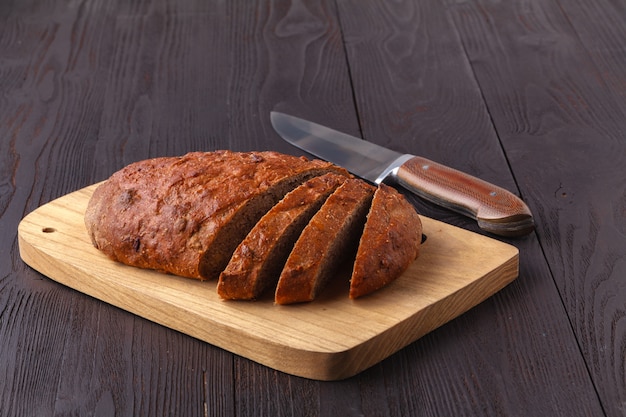 Foto pão fresco na tábua de madeira