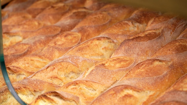 Pão fresco nas prateleiras da padaria no supermercado compras na mercearia vendendo o conceito de comida