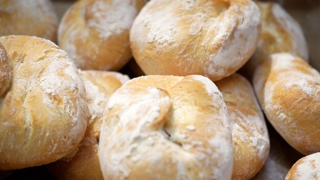 Pão fresco nas prateleiras da padaria no supermercado compras na mercearia vendendo o conceito de comida