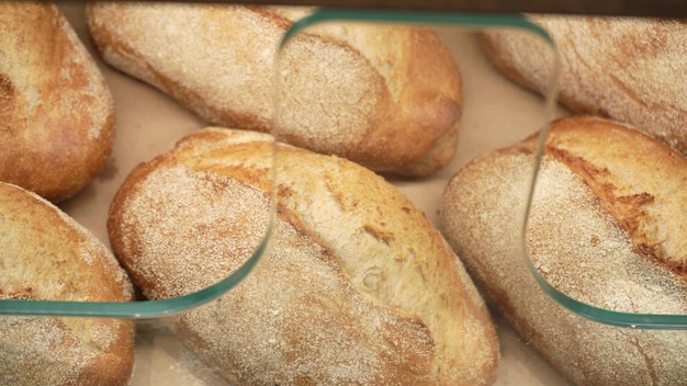 Pão fresco nas prateleiras da padaria no supermercado Compras na mercearia Vendendo o conceito de comida