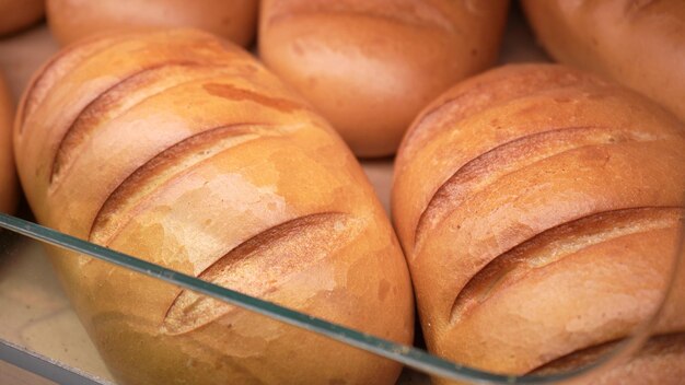 Pão fresco nas prateleiras da padaria no supermercado Compras na mercearia Vendendo o conceito de comida