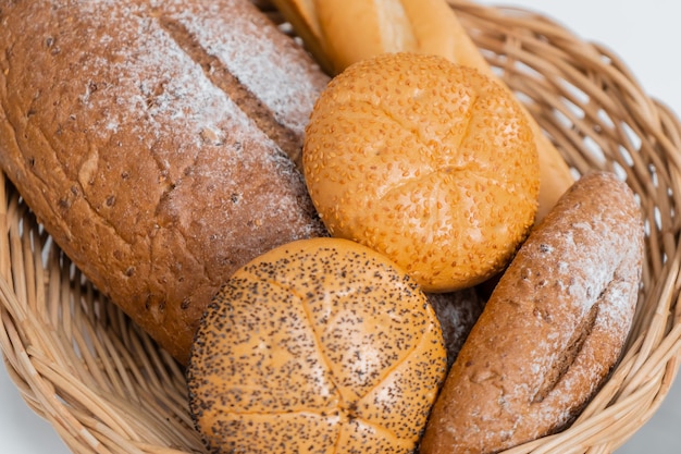 Pão fresco numa cesta de madeira na mesa do balcão da cozinha.