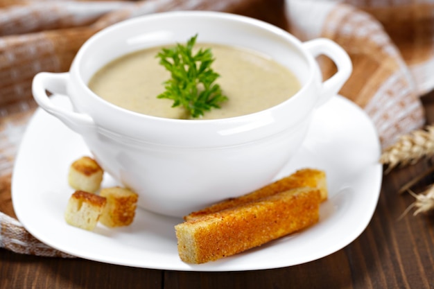 Foto pão frito e sopa de legumes no café da manhã