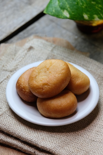 pão frito em prato branco servido na mesa