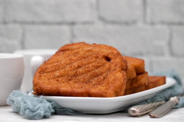 Pão frito típico de sobremesa de Natal portuguesa com canela