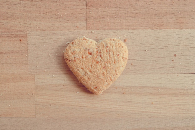 Pão granulado cortado em forma de coração. Conceito de amor e carinho no dia dos namorados.