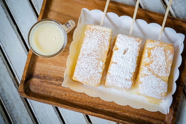 pão grelhado e açúcar de confeiteiro