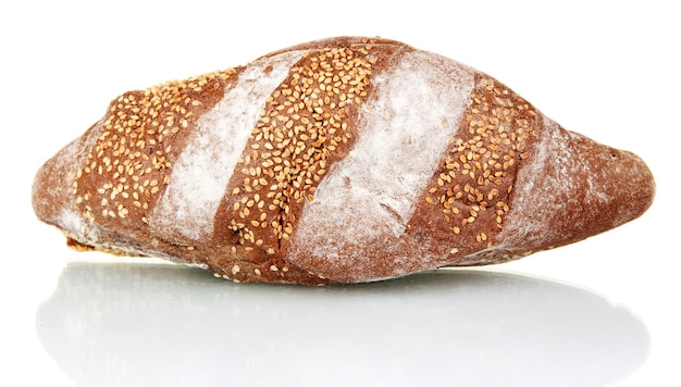 Pão integral caseiro isolado no fundo branco