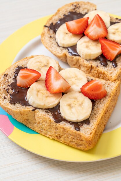 Pão integral com banana fresca, morango e chocolate