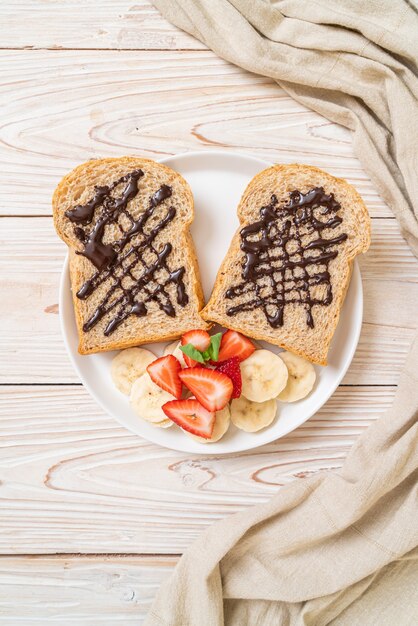 pão integral com banana fresca, morango e chocolate