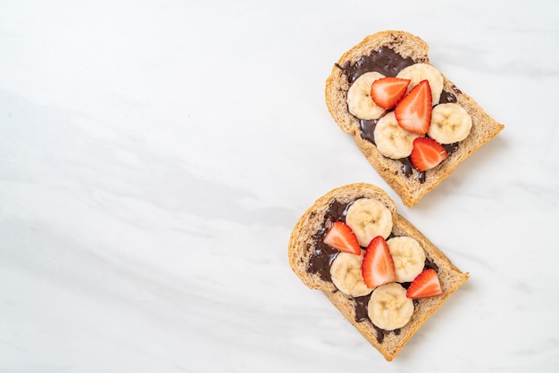 pão integral com banana fresca, morango e chocolate