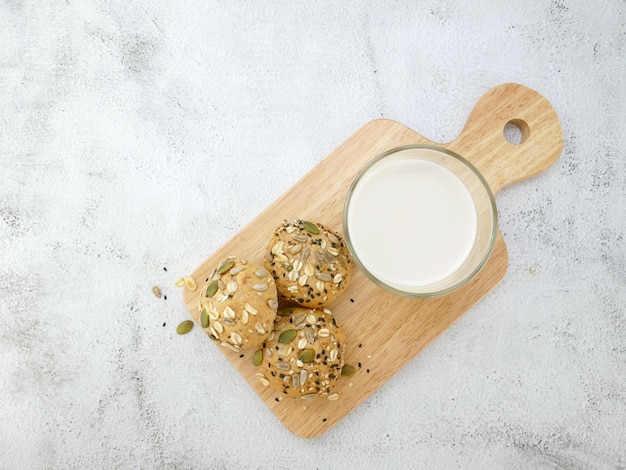 Pão integral com leite em fundo de textura