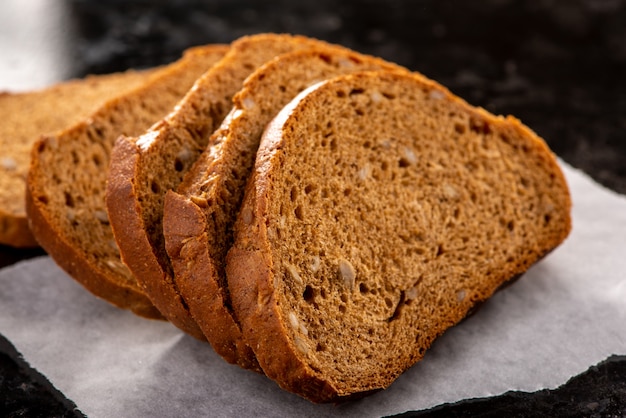 Pão integral de centeio em fatias para alimentação saudável; carboidratos