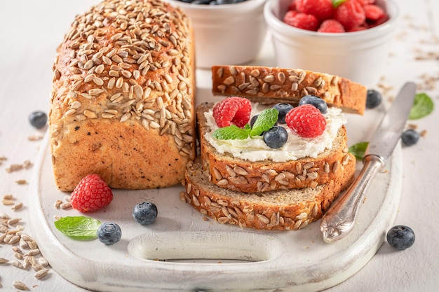 Pão integral doce e caseiro para café da manhã saudável