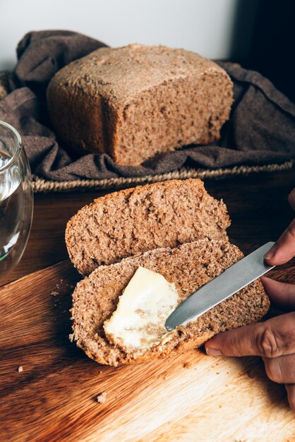 Pão integral fatiado feito em casa