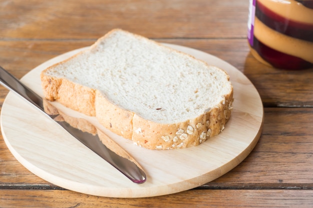 Foto pão integral na placa de madeira