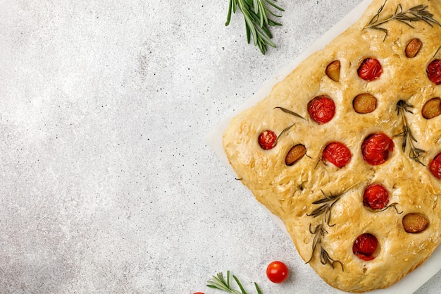 Pão italiano focaccia com alho tomate cereja alecrim Pão de alho achatado recém-assado caseiro