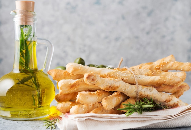 Pão italiano para jantar, grissini com sementes de gergelim, foco seletivo, orientação horizontal