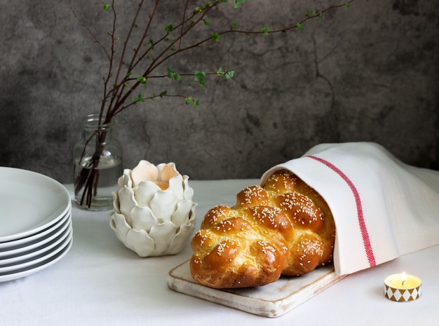 Pão judeu festivo tradicional Chalá feito de massa de levedura com ovos.