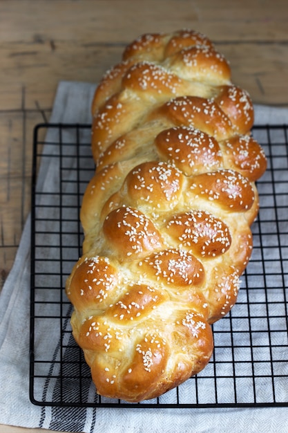 Pão judeu festivo tradicional Chalá feito de massa de levedura com ovos.