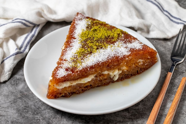 Pão kadayif sobremesa com creme em um fundo escuro sobremesas de cozinha turca de perto