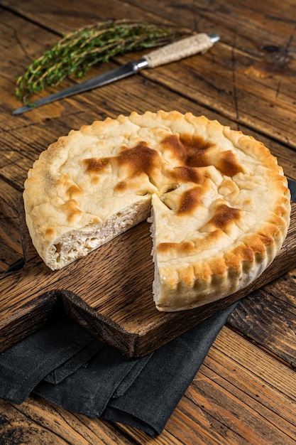 Pão Kubdari Pão Saboroso Recheado com Carne Temperada Fundo de madeira Vista superior