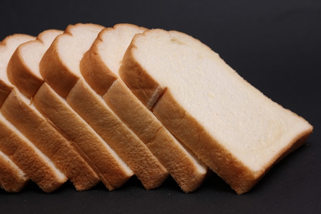 Pão macio com um fundo preto.