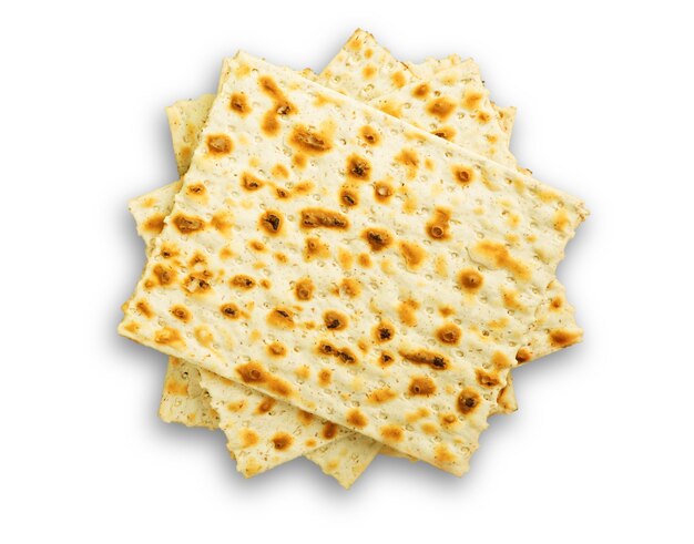 Pão matza isolado no branco