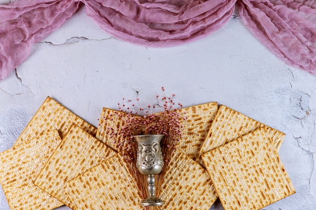 Pão Matzah com kiddush e flores. Conceito de férias de Páscoa judaica.