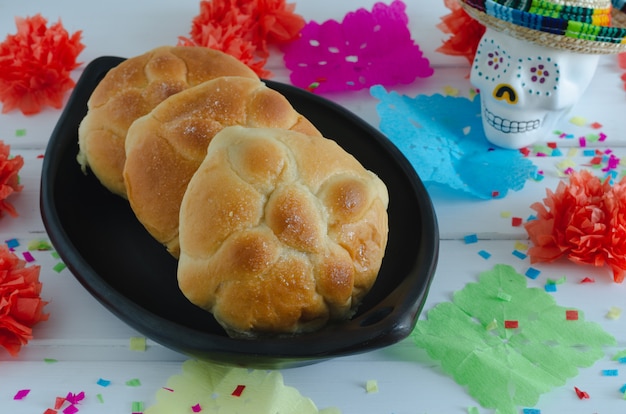 Pão morto com decoração em um fundo de madeira.