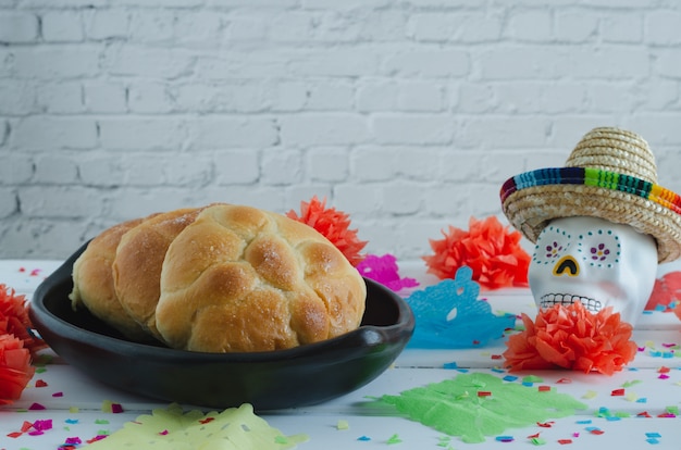 Pão morto com decoração em um fundo de madeira.