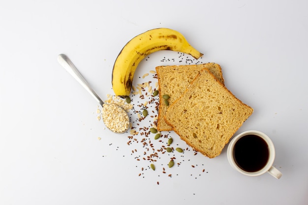 Pão multigrãos saudável com abóbora chia sementes de linho banana café preto e colher de aveia