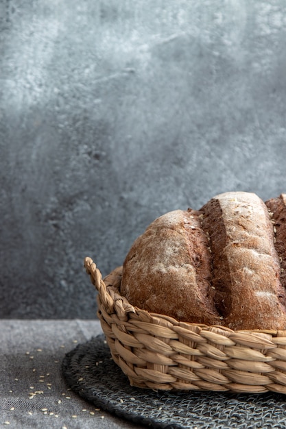 Pão na cesta na parede de mármore cinza