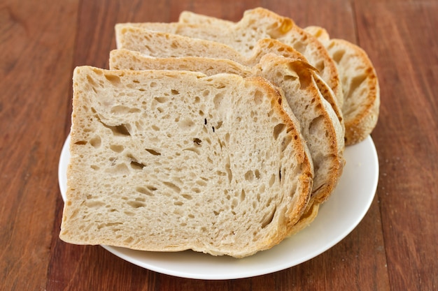 Pão na chapa no fundo marrom