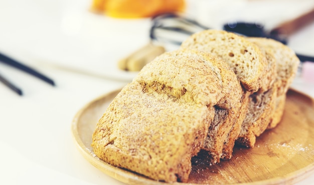 Pão na cozinha, ingredientes de panificação colocados na mesa de madeira, prontos para cozinhar. copyspace para texto. conceito de preparação de alimentos, cozinha em segundo plano.