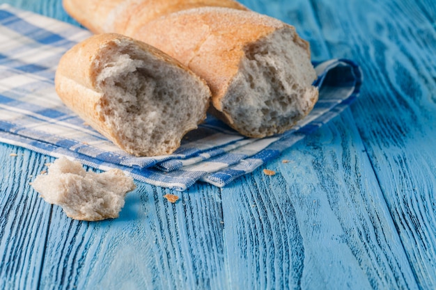 Pão na mesa azul