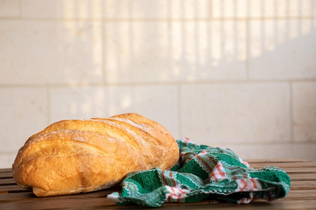 Pão na mesa de madeira pronto para ser servido com fundo branco