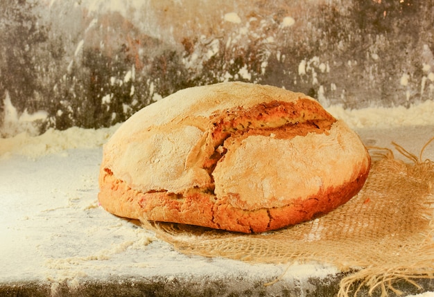 Pão na mesa. Detalhe de pão tradicionalmente cozido fresco. Pão no escuro. Padaria, conceito de cozinha.