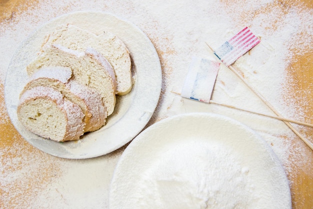 Pão na mesa enfarinhada