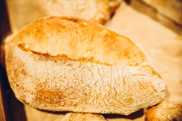 Pão na prateleira da loja de padaria