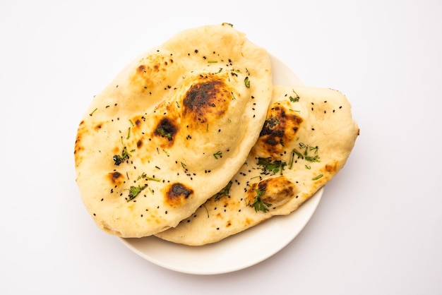 Pão naan nan servido em um prato isolado