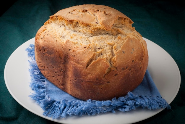 Pão no prato na mesa