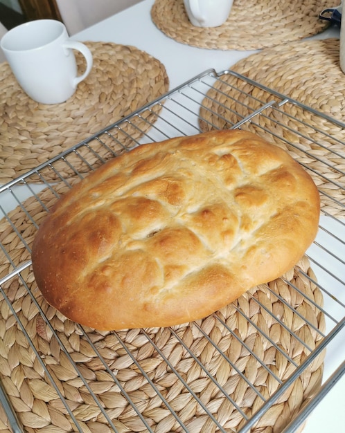 Pão ou pão caseiro acabado de cozer em cima da mesa