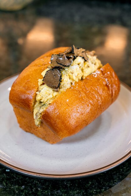 Foto pão ou pão com ovos mexidos e cogumelos trufados