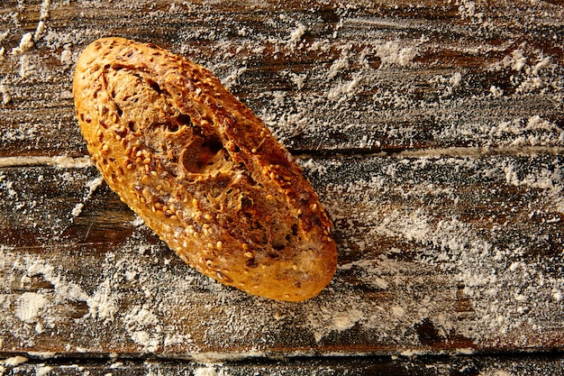 Pão pão em madeira rústica e farinha de trigo