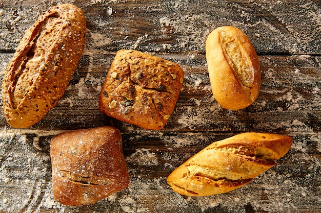 Pão pão misturado em uma madeira rústica e farinha de trigo