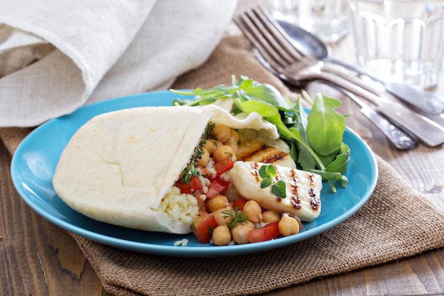 Pão pita com cuscuz e grão de bico