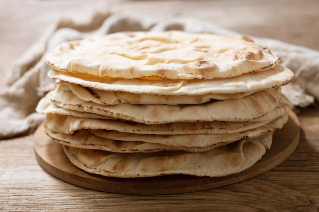 Pão pita em uma placa de madeira