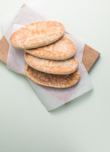 Pão pita na tábua de madeira pão grego