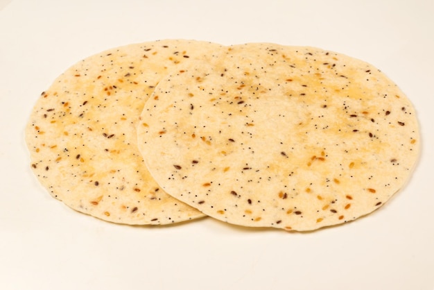 Pão Pitta com sementes isoladas em branco